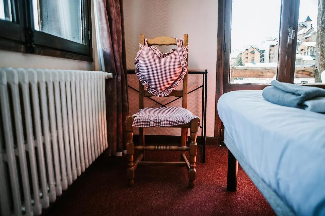 Hotel Le Cairn لو دوز آلب فرنسا